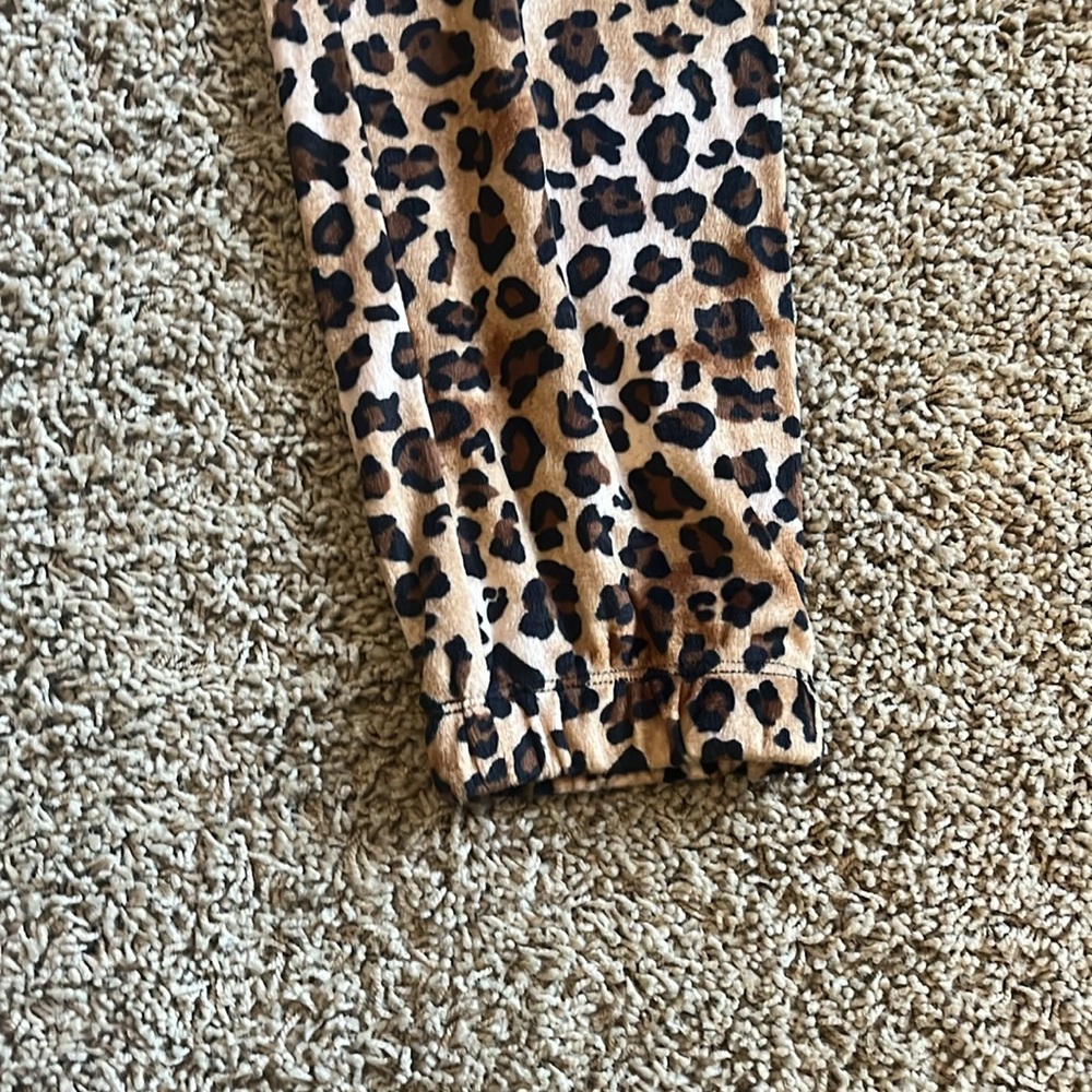 Cheetah/leopard animal print pajama set size small - Picture 7 of 8